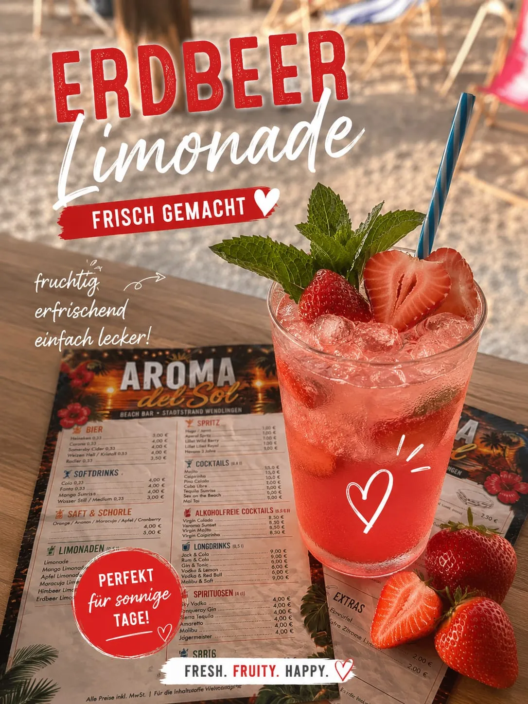Frischgemachte Erdbeer-Limonade mit Minze, Erdbeeren und Strohhalm auf crushed Ice